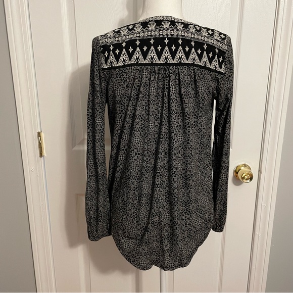✖️SOLD✖️ Lucky Brand - Black & White Long Sleeve - Picture 4 of 6